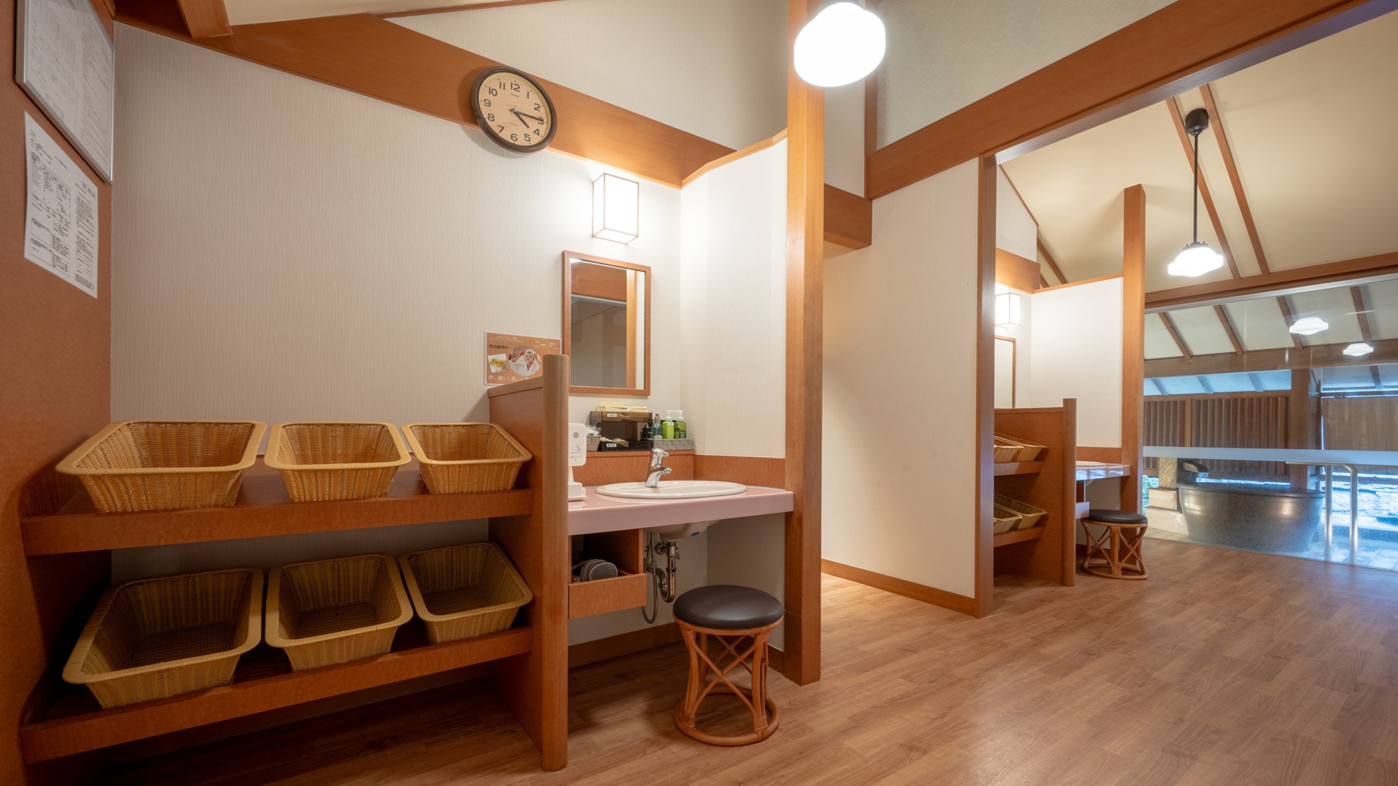 １階【小浴場　湯あそび処　ゆうじろうの湯】小さい浴場ですが５つの湯舟をお楽しみいただけます。