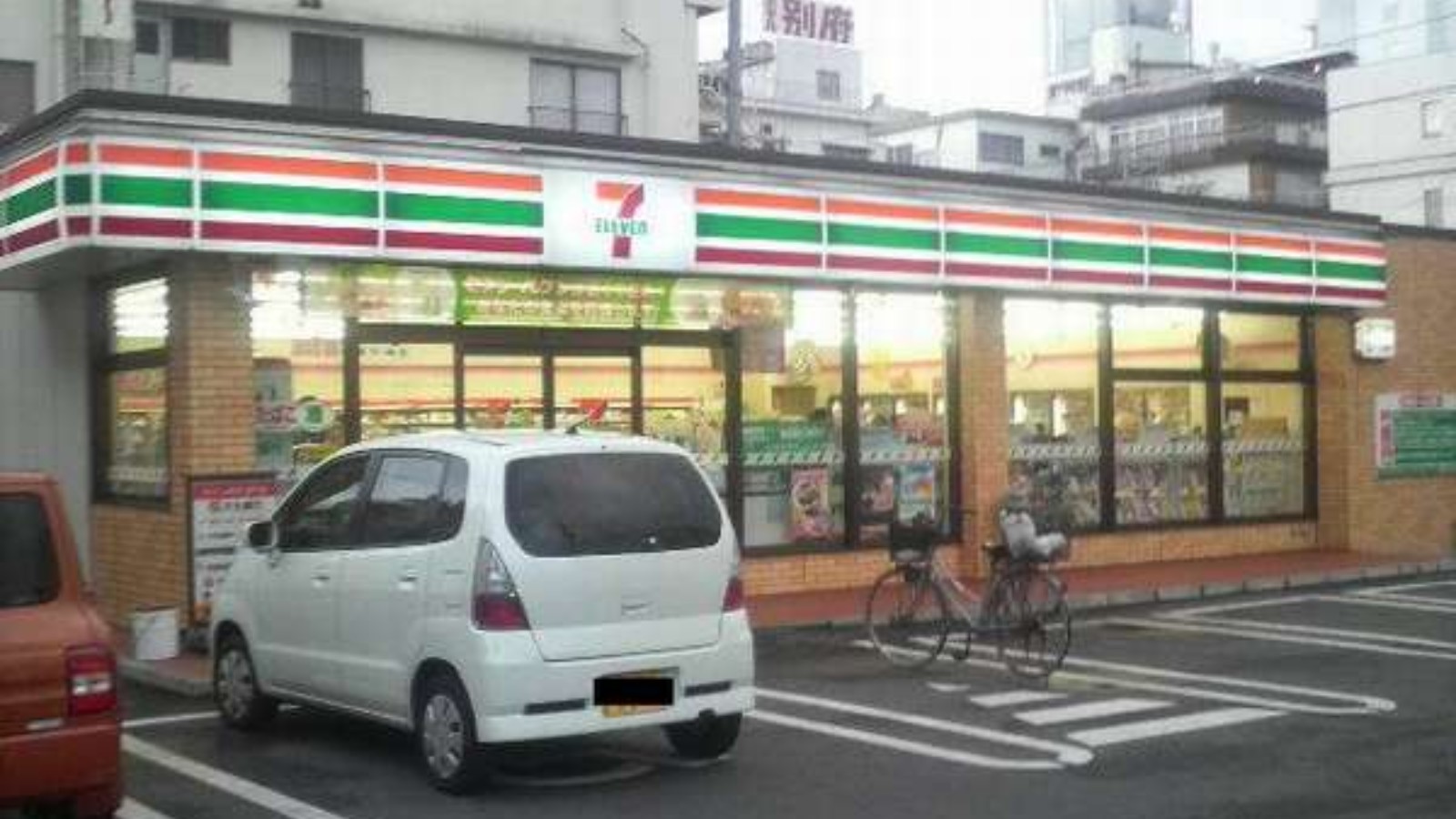 宿から徒歩30秒の位置にコンビニ。