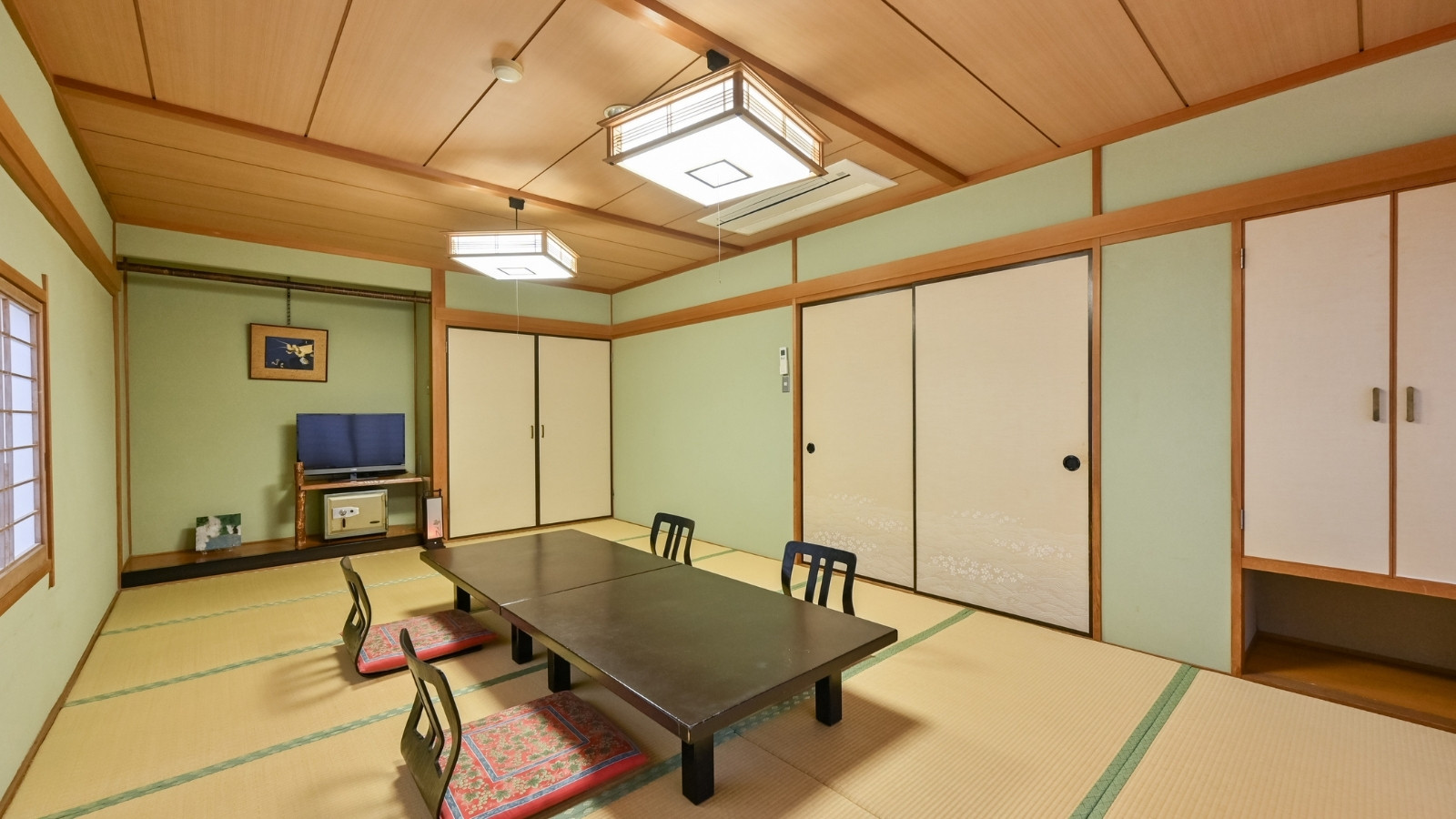 【和室10畳】情緒に満ちた和の"おもてなし"を満喫してくださいませ♪