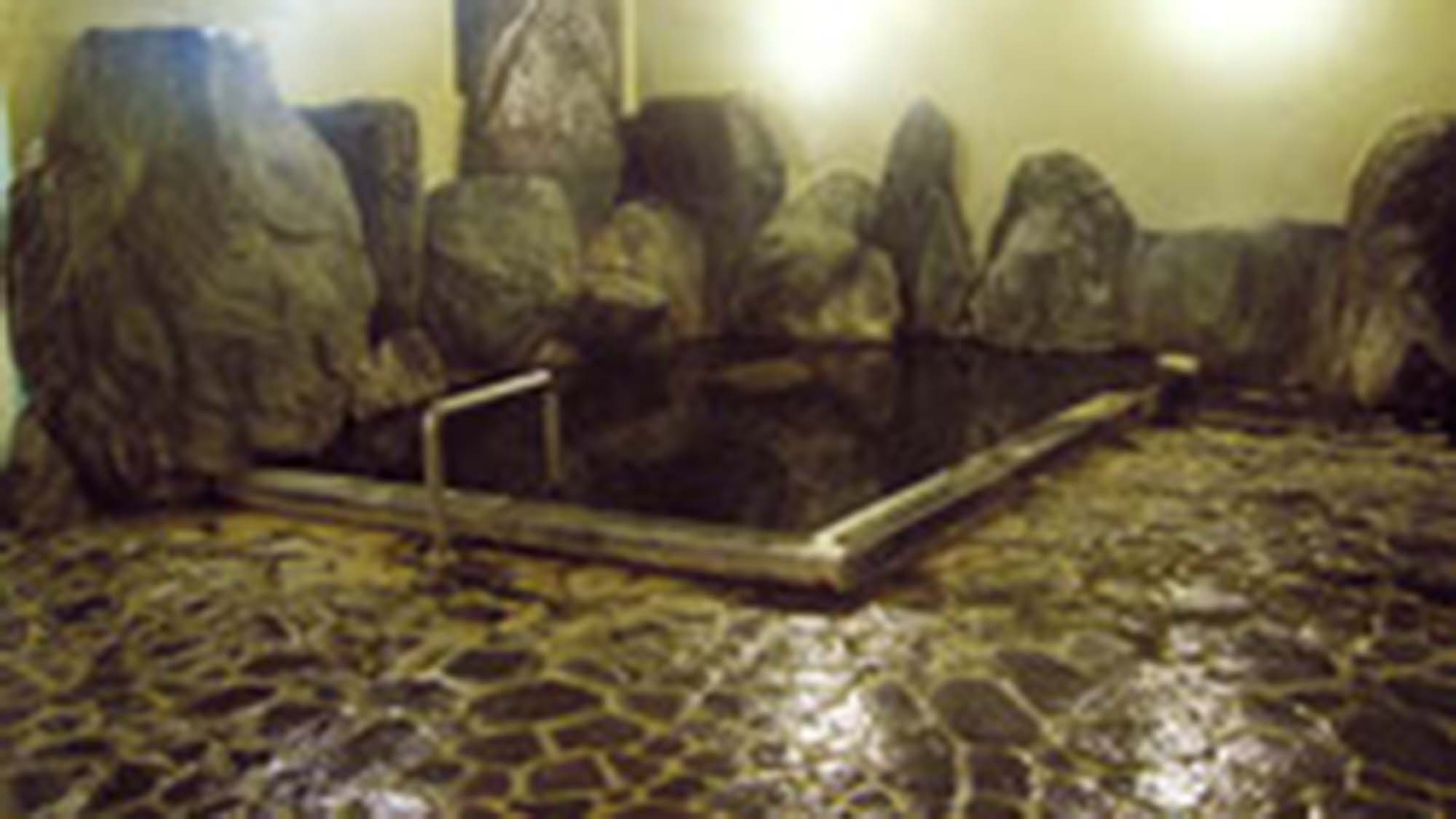 ・源泉100％掛け流しの天然の岩石を配したお風呂です