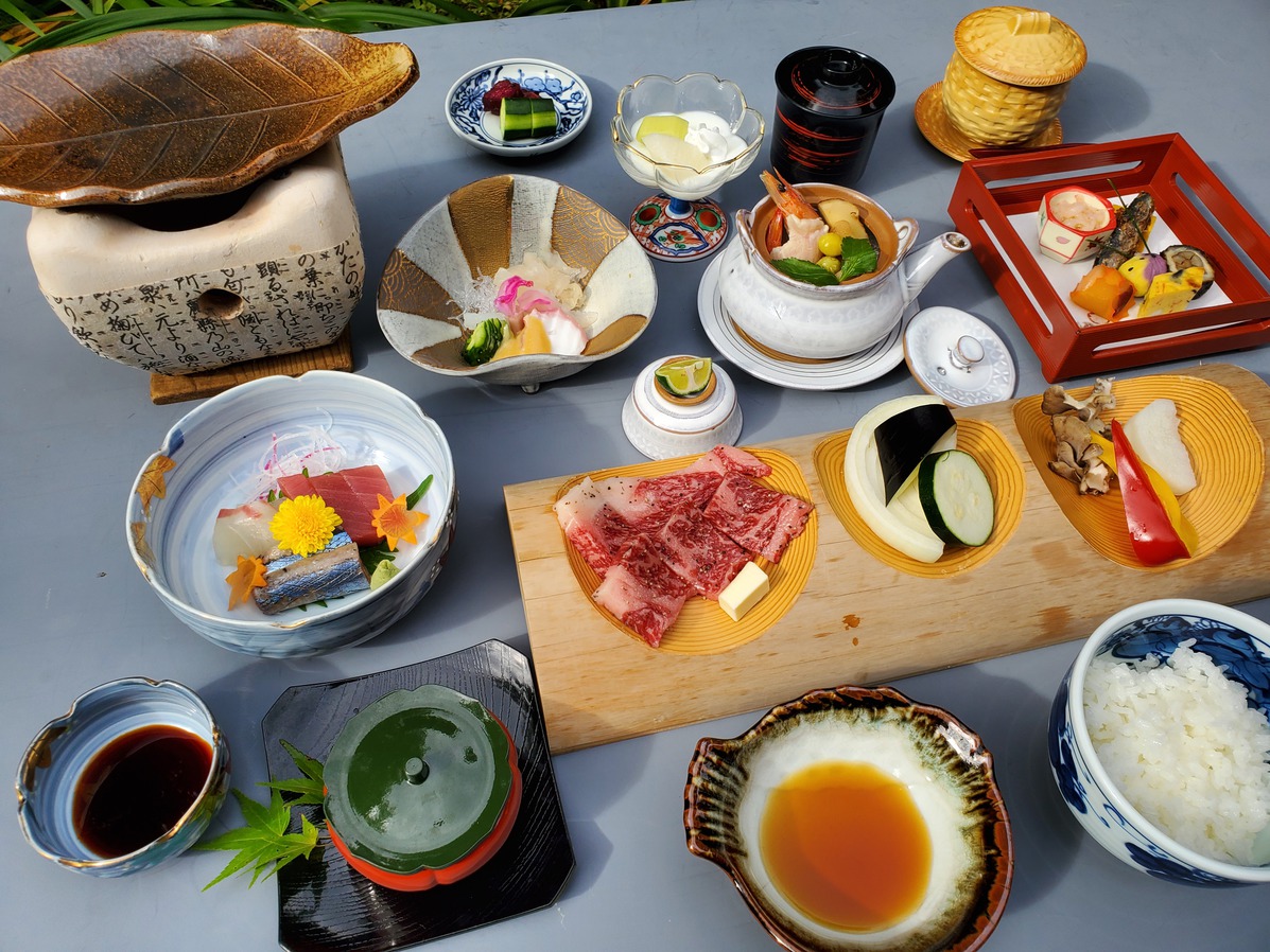 ご夕食は当館人気の和牛ステーキ石皿焼と冬・春の味覚満喫！