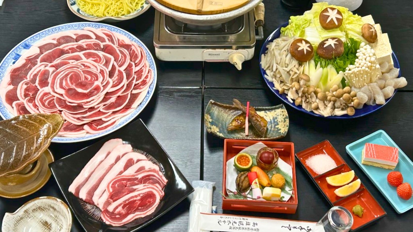 【さき楽30｜高雄名物 牡丹鍋御膳】おひとり様1000円おトク！猪肉の旨み溢れる贅沢鍋＆陶板ステーキ