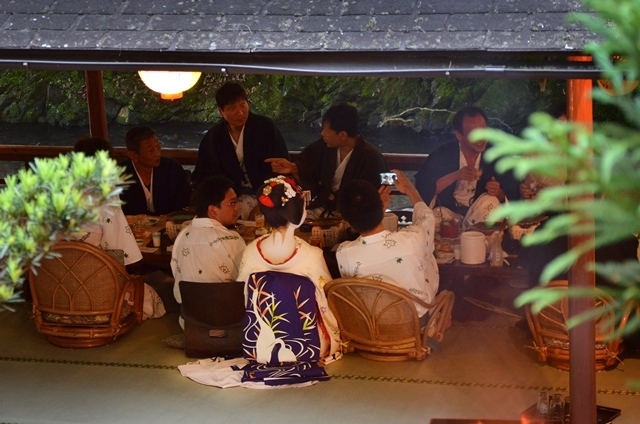 お待ちかねプラン天然の源氏蛍は6月中見られ、京の舞妓さんと板長お勧め＜まいこの膳＞で高雄川床で夕涼み