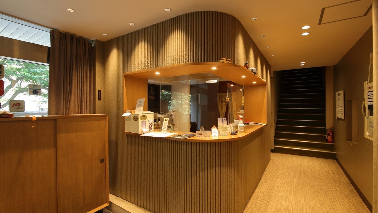 フロントのアクリル板対応