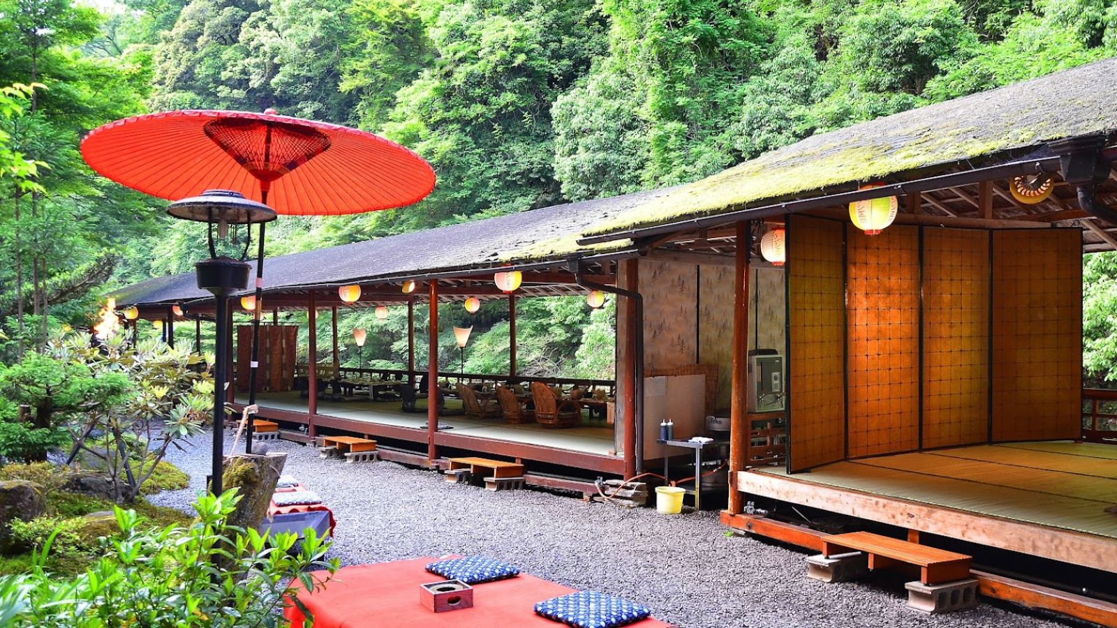 知る人ぞ知る京の奥座敷・高雄の川床料理宿