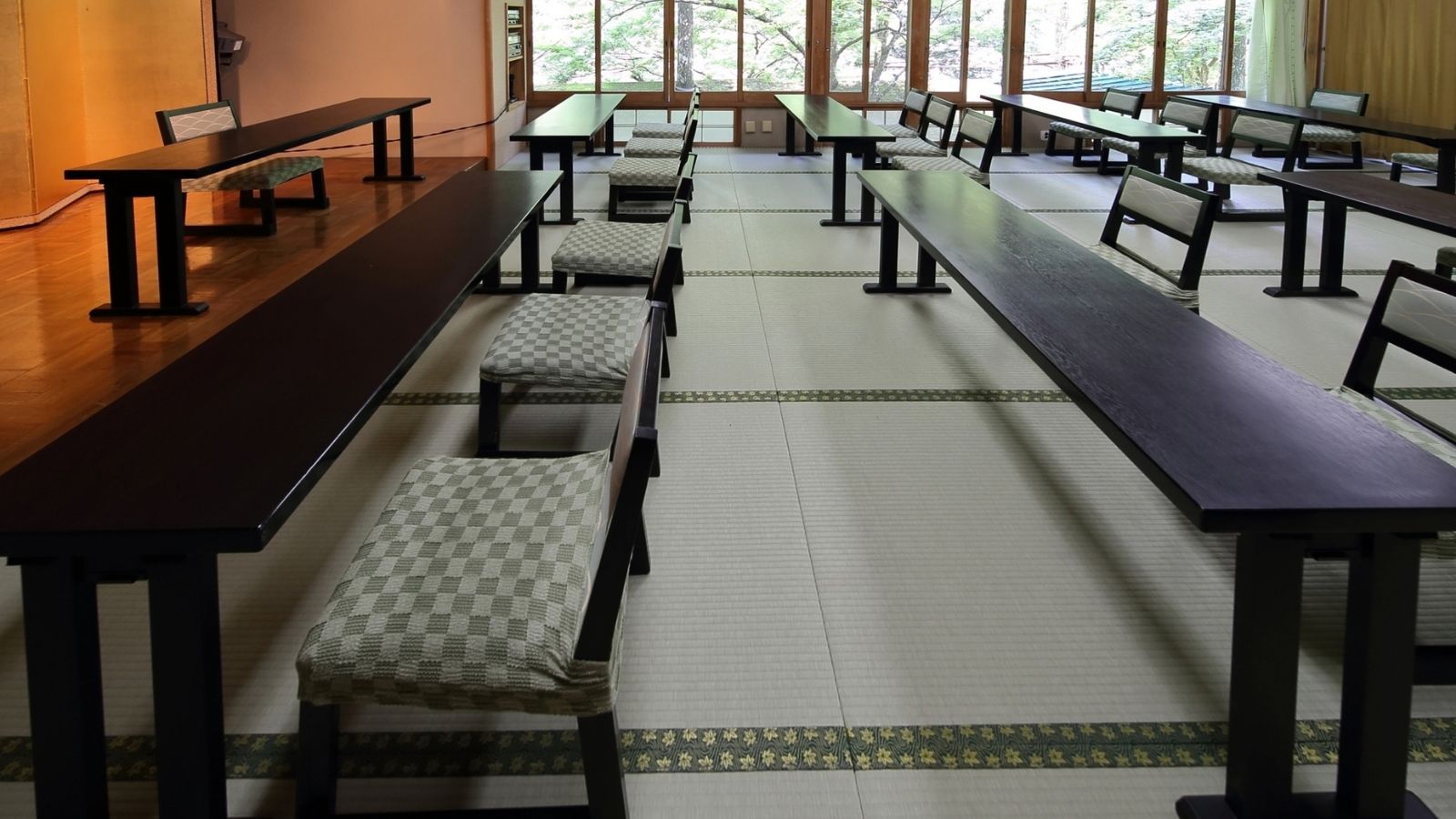 対面無しで広間朝食