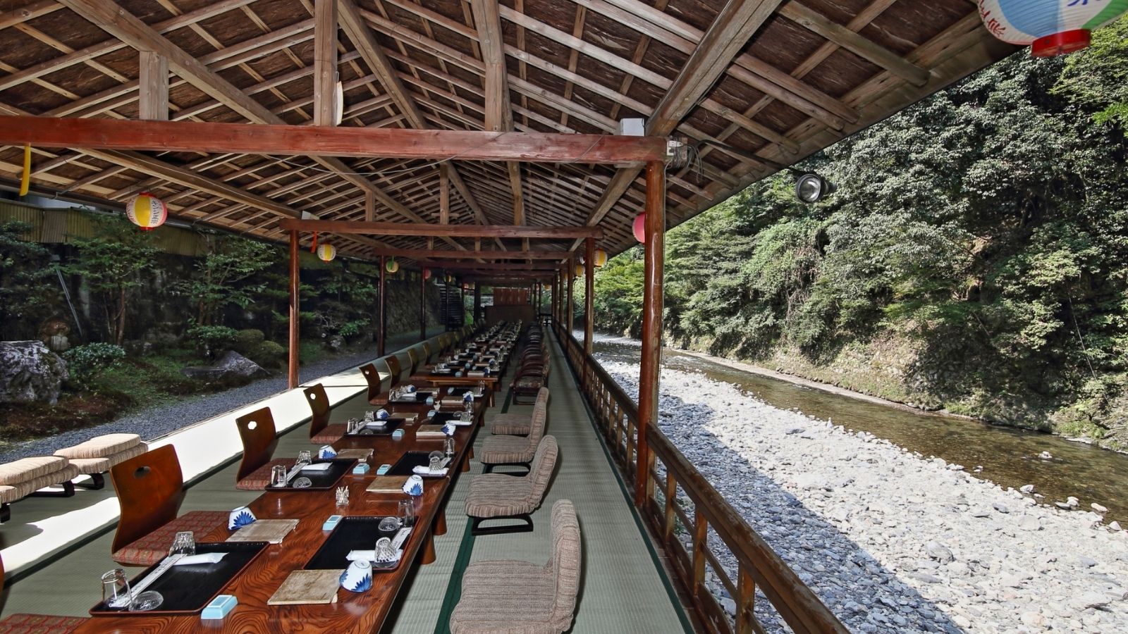 川風流れる川床