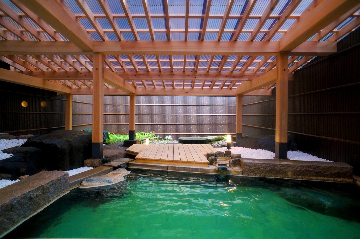 露天風呂 女性　エメラルドグリーンの濃厚硫黄泉