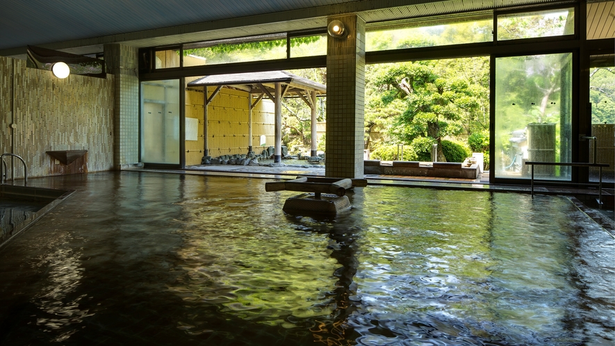 【大浴場】内湯ですが気候がよい日は間仕切りを開け心地よい空気を感じられます