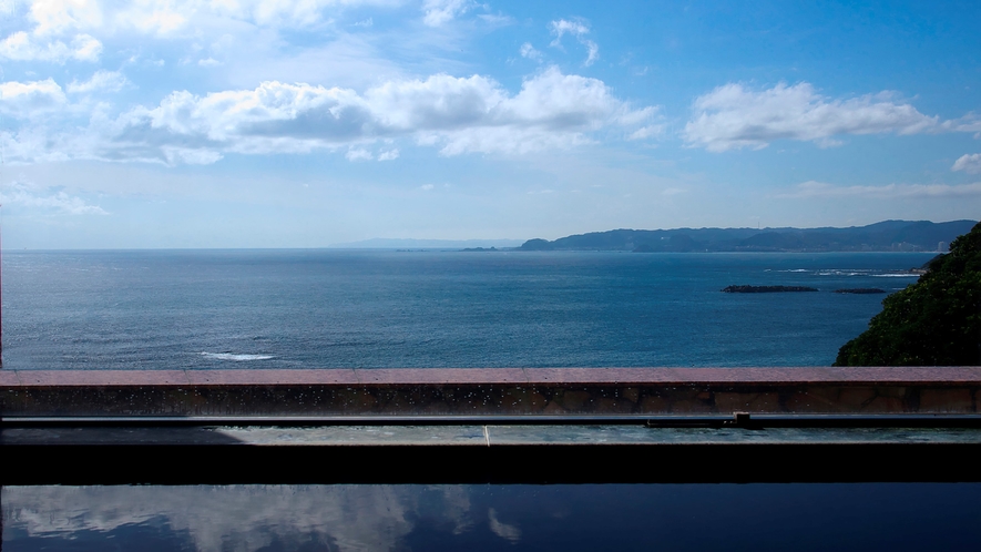 タワー館6階展望風呂からは太平洋を一望できます。