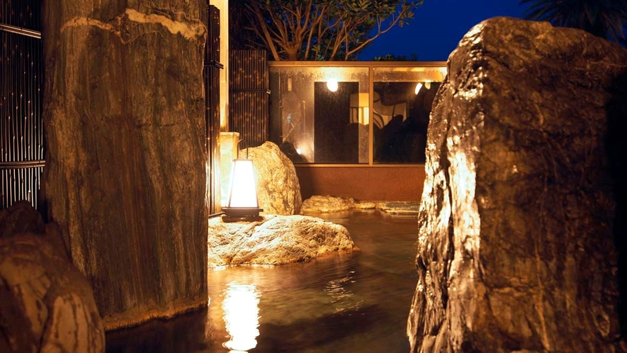 夜の露天岩風呂はとても幻想的です。