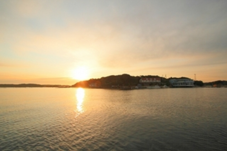 石山荘のある横山島と2012年の初日の出です。