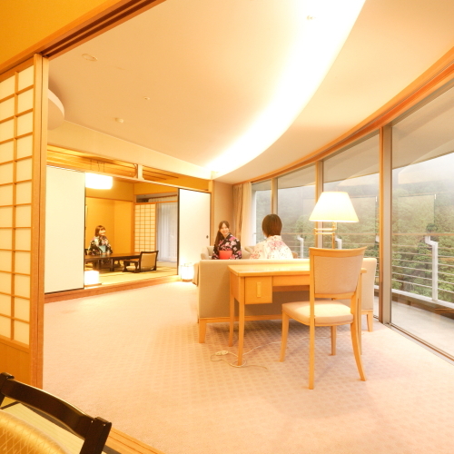 [Ruang tamu khusus Muroran Tei (sisi kota onsen) + 10 tikar tatami + 6 tikar tatami] Ini adalah kamar khusus hotel yang memiliki ruang tamu berbentuk kipas.