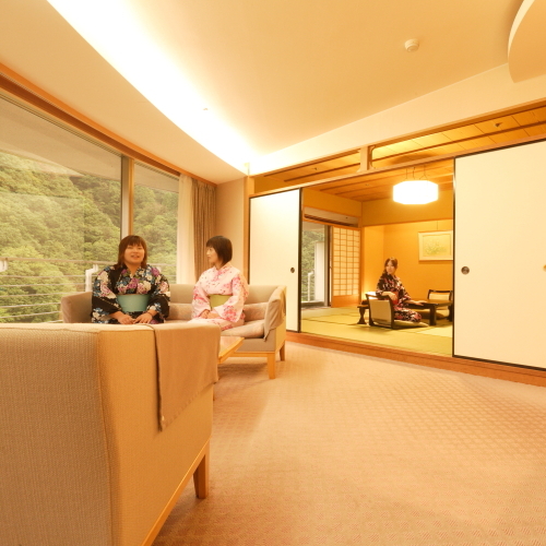 [ห้องนั่งเล่นพิเศษ Muroran-tei (ฝั่ง Kurobe Gorge) + เสื่อทาทามิ 10 ผืน + เสื่อทาทามิ 6 ผืน] ห้องนี้เป็นห้องที่ใหญ่ที่สุดในโรงแรมที่มีห้องนั่งเล่นกว้างขวางและห้องพักสองห้อง
