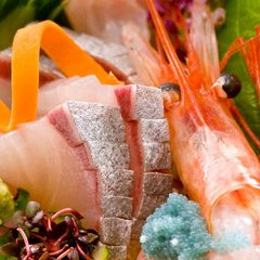 【富山の幸】‟天然の生け簀”と呼ばれる富山湾へは当館から車で30分ほど。新鮮な魚介が自慢です。