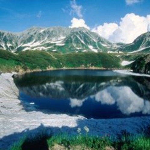 【立山黒部アルペンルート】みくりが池　水面には美しい立山連峰の姿が写ります。（4月中旬～11月末）