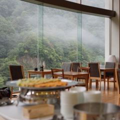 【朝食バイキング】会場はレストラン「マロニエ」。朝もやに包まれると神秘的な雰囲気になります。