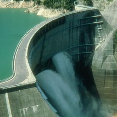 【立山黒部アルペンルート】黒部ダム　壮大な歴史と景観を誇る日本一高いダムです。（4月中旬～11月末）