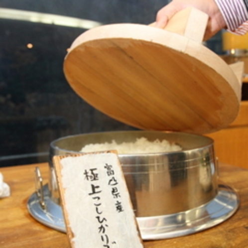【朝食バイキング】富山産の極上コシヒカリ。富山県はお米の隠れた名産地です。ふっくら炊き立てをどうぞ。