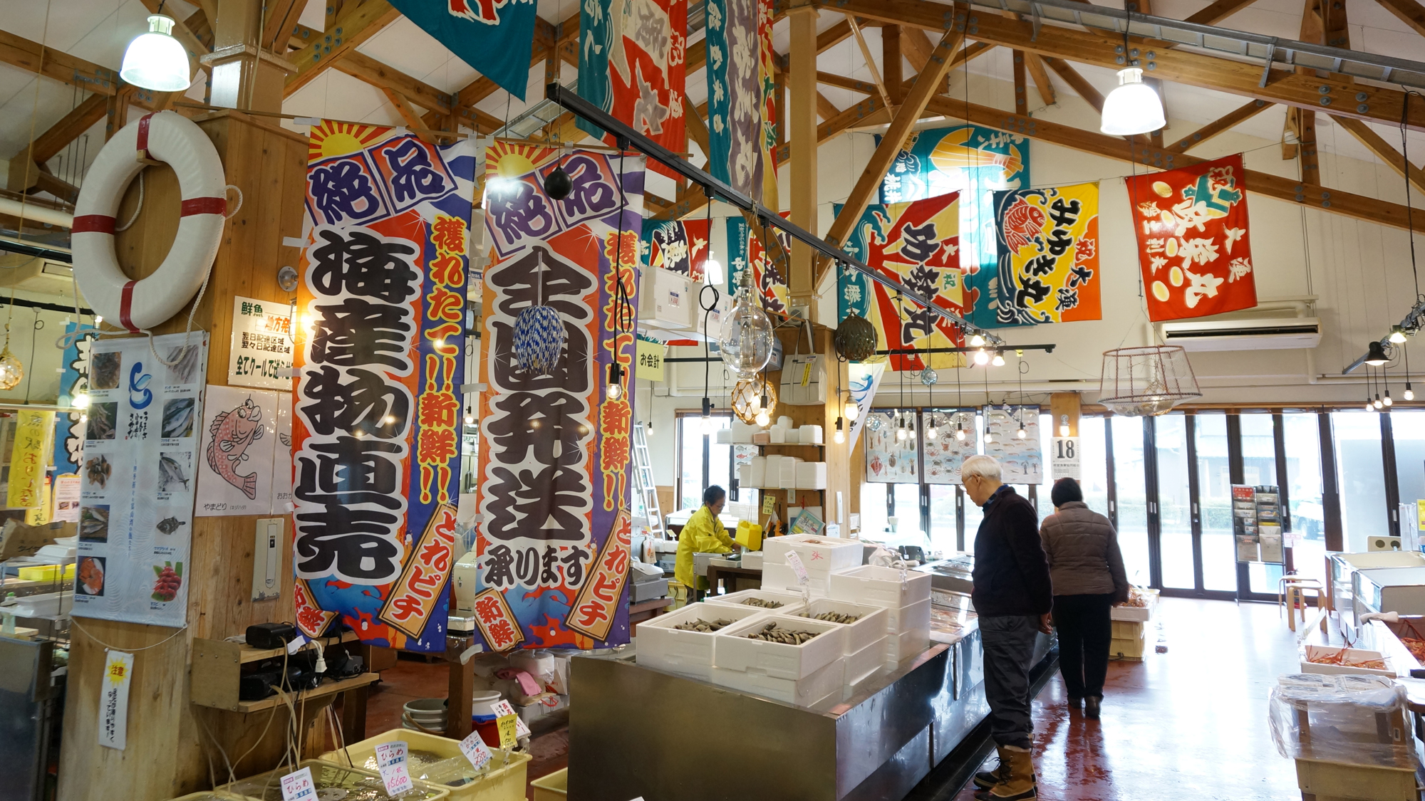 【魚の駅「生地（いくじ）」】車で30分　魚介類を購入できるだけでなくレストランでは食事もできます