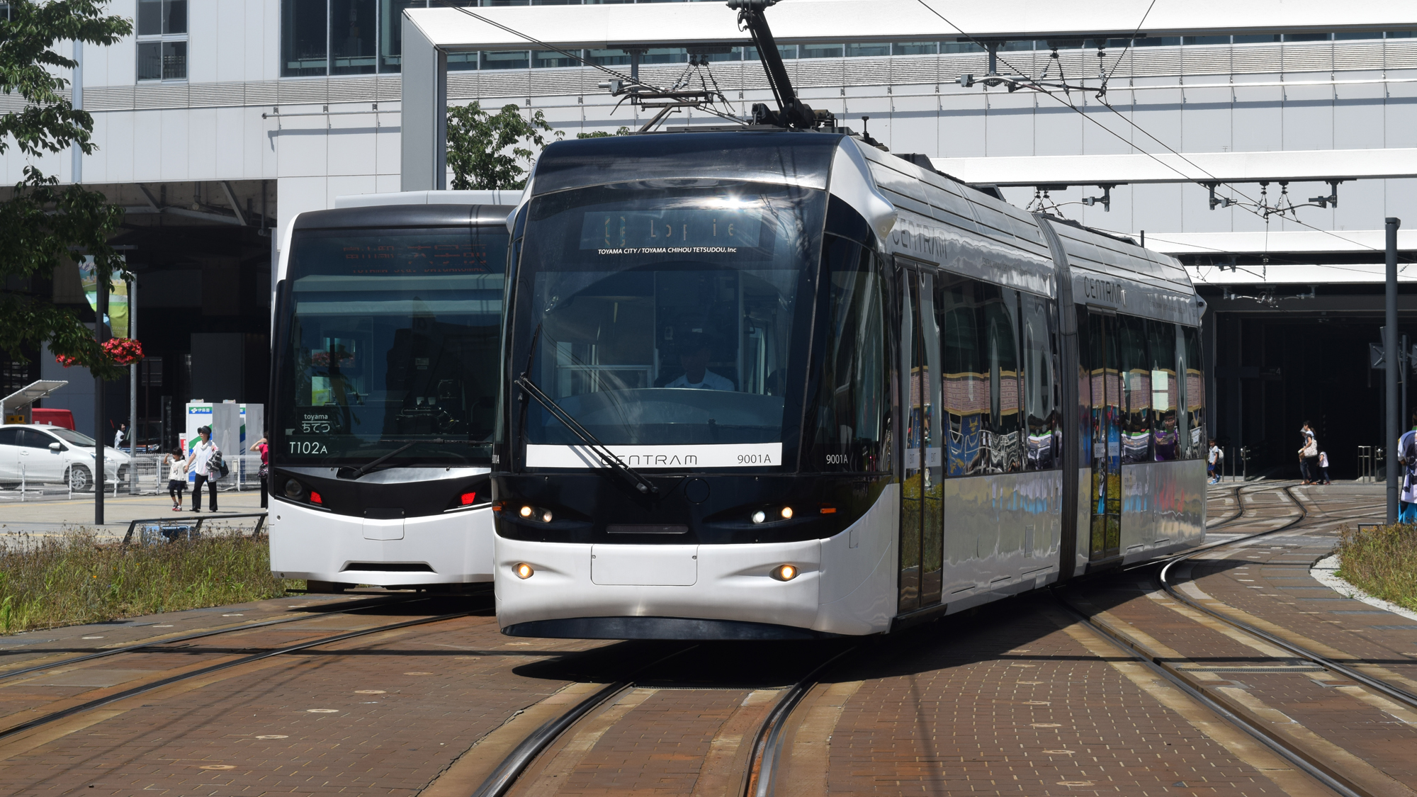 【市内電車】富山市内を回遊する便利な環状路面電車です。富山市内観光に欠かせません。