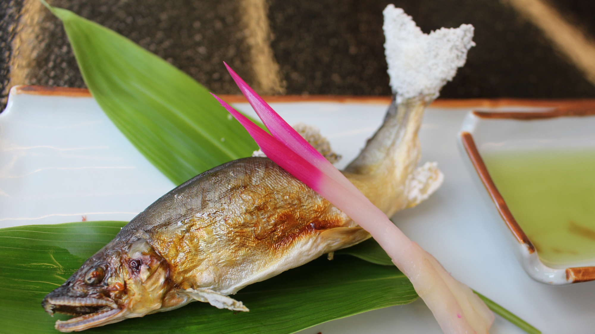 【夏メニュー　鮎の塩焼き】別名”香魚”とも呼ばれる富山の夏の味覚です　シンプルな塩焼きをタデ酢で