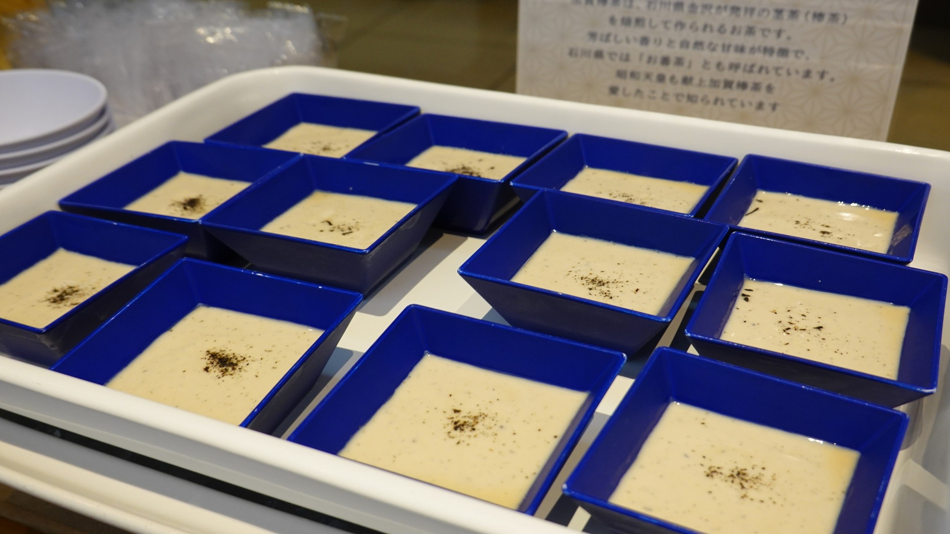 加賀棒茶のプリンは毎日手仕込みで作っております。