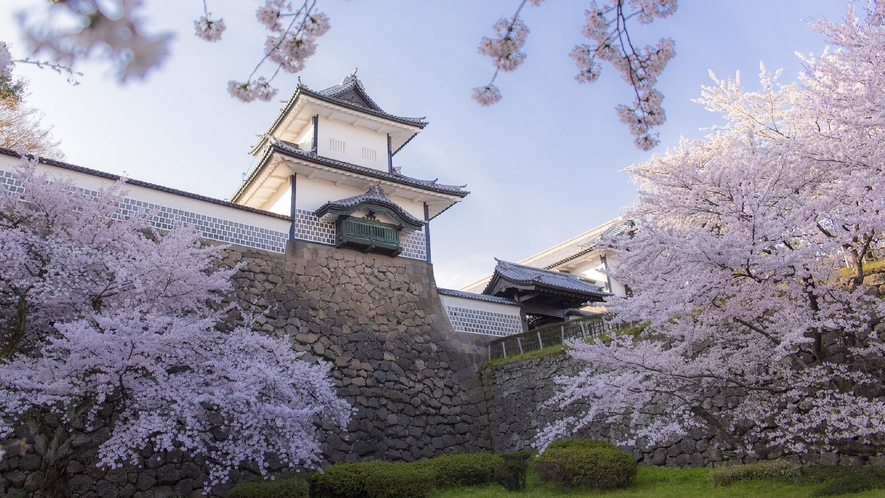 金沢城・石川門・春(写真提供：金沢市）