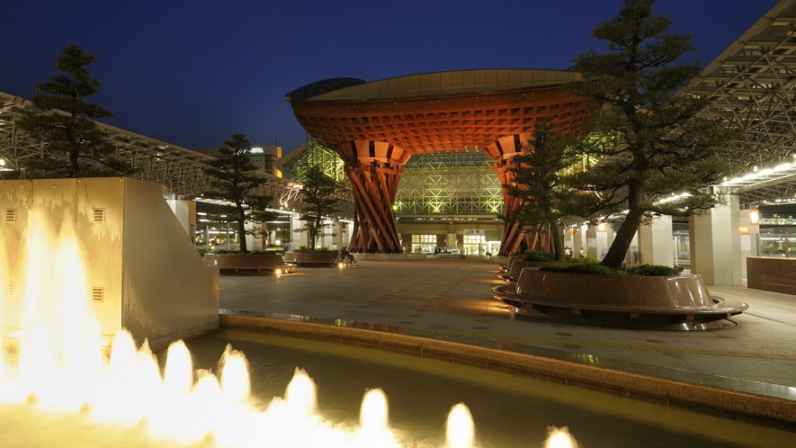 金沢駅　鼓門(写真提供：金沢市）