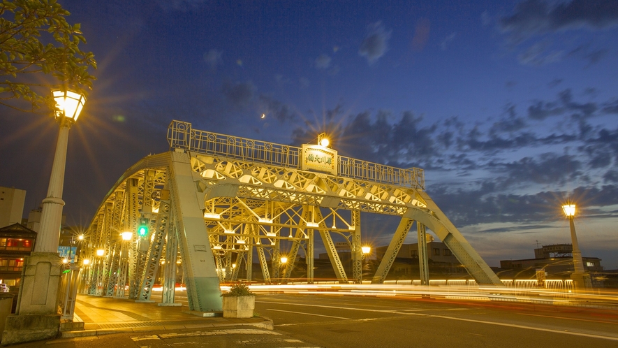 犀川大橋 (写真提供：金沢市）