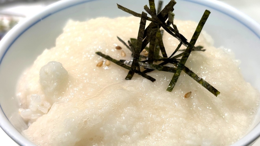 朝食の県産長芋とろろ