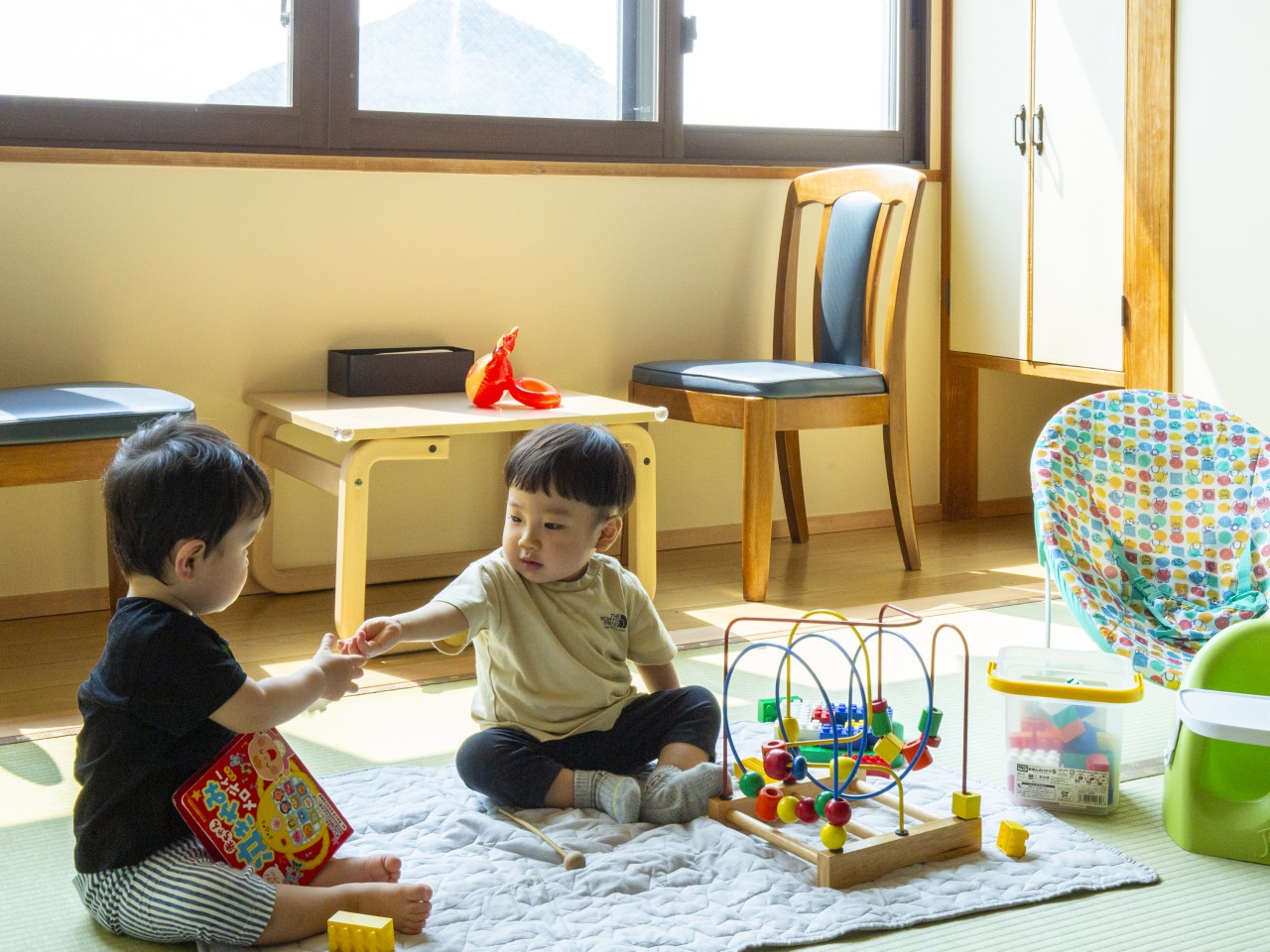 ミキハウス子育て総研ウェルカムベビーのお宿認定ルームで遊ぶ子ども達