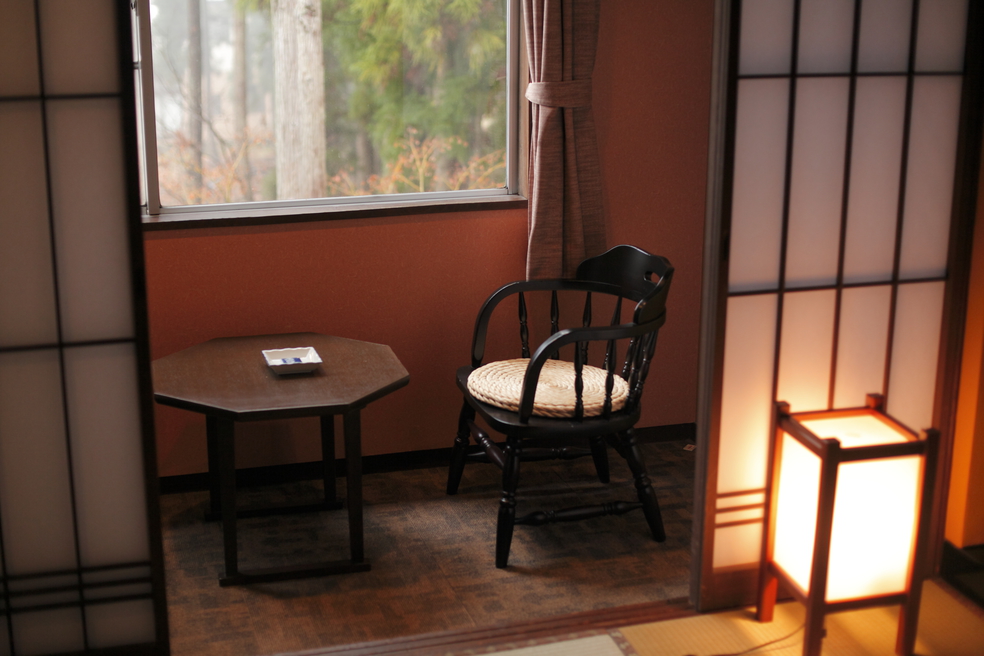 和室にはイステーブルのある広縁が備わっております。