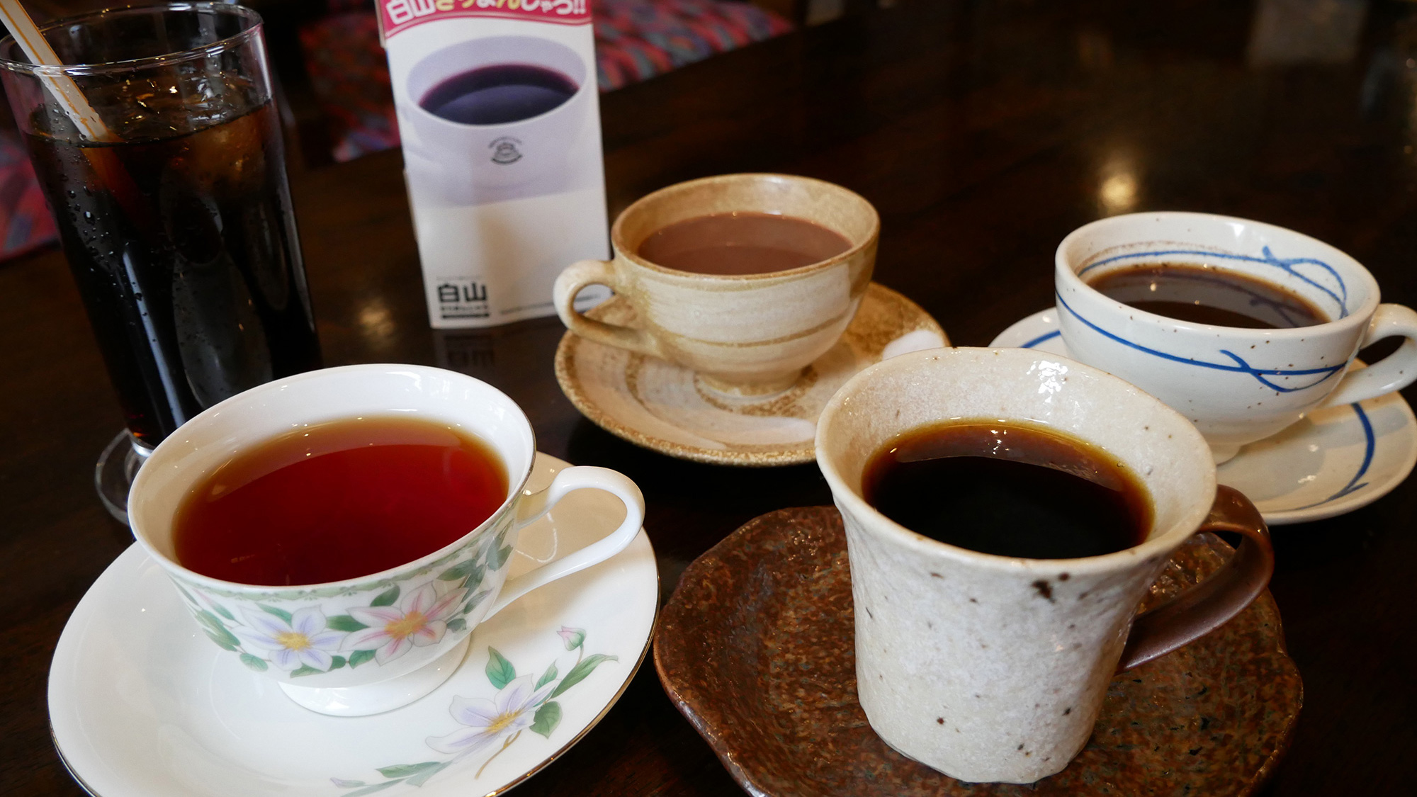 【カフェ】1階ロビーは喫茶スペースも兼ねており、コーヒーなどをご提供しております