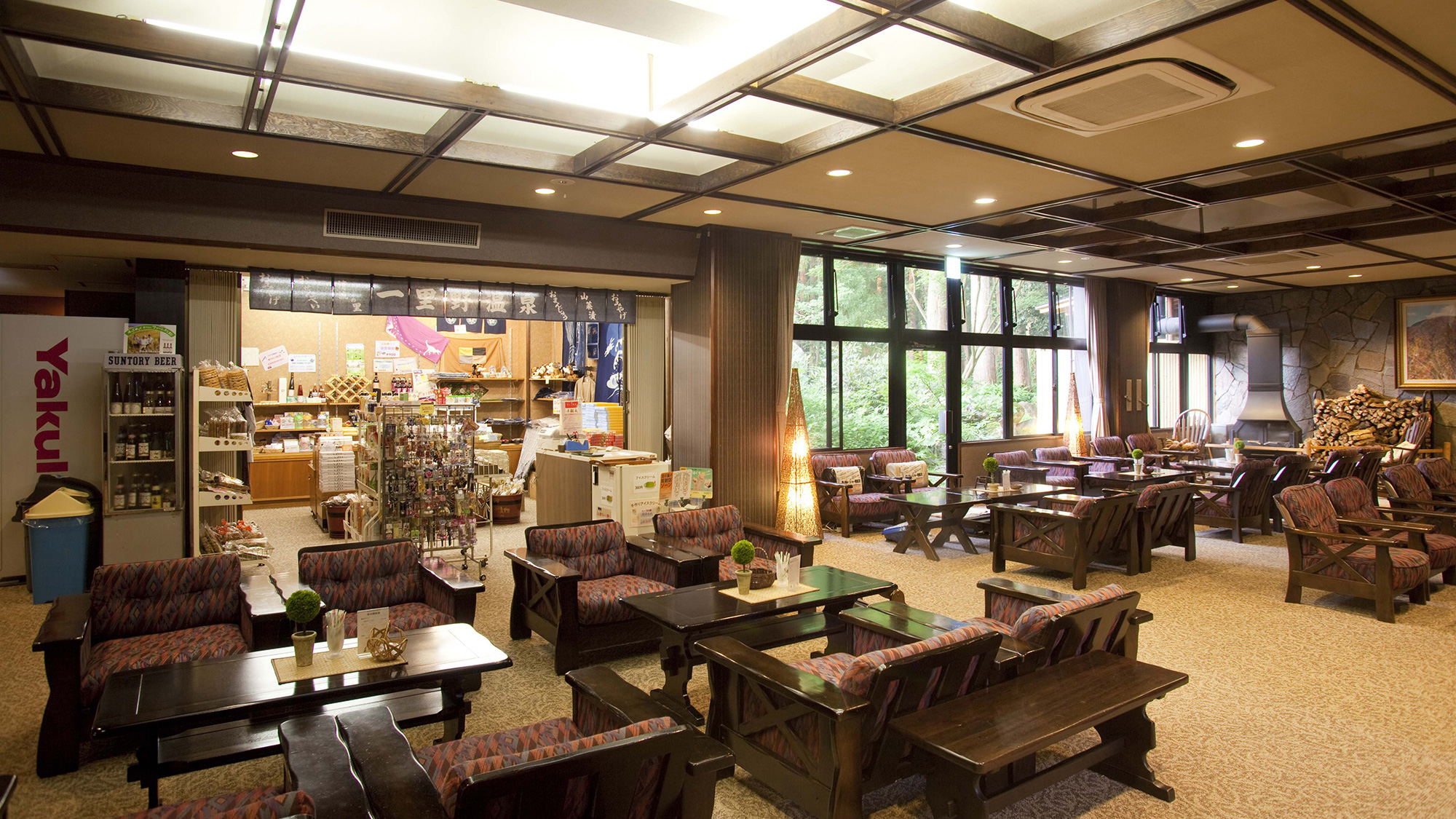 1階ロビーはカフェスペースも兼ねており、売店も営業しております