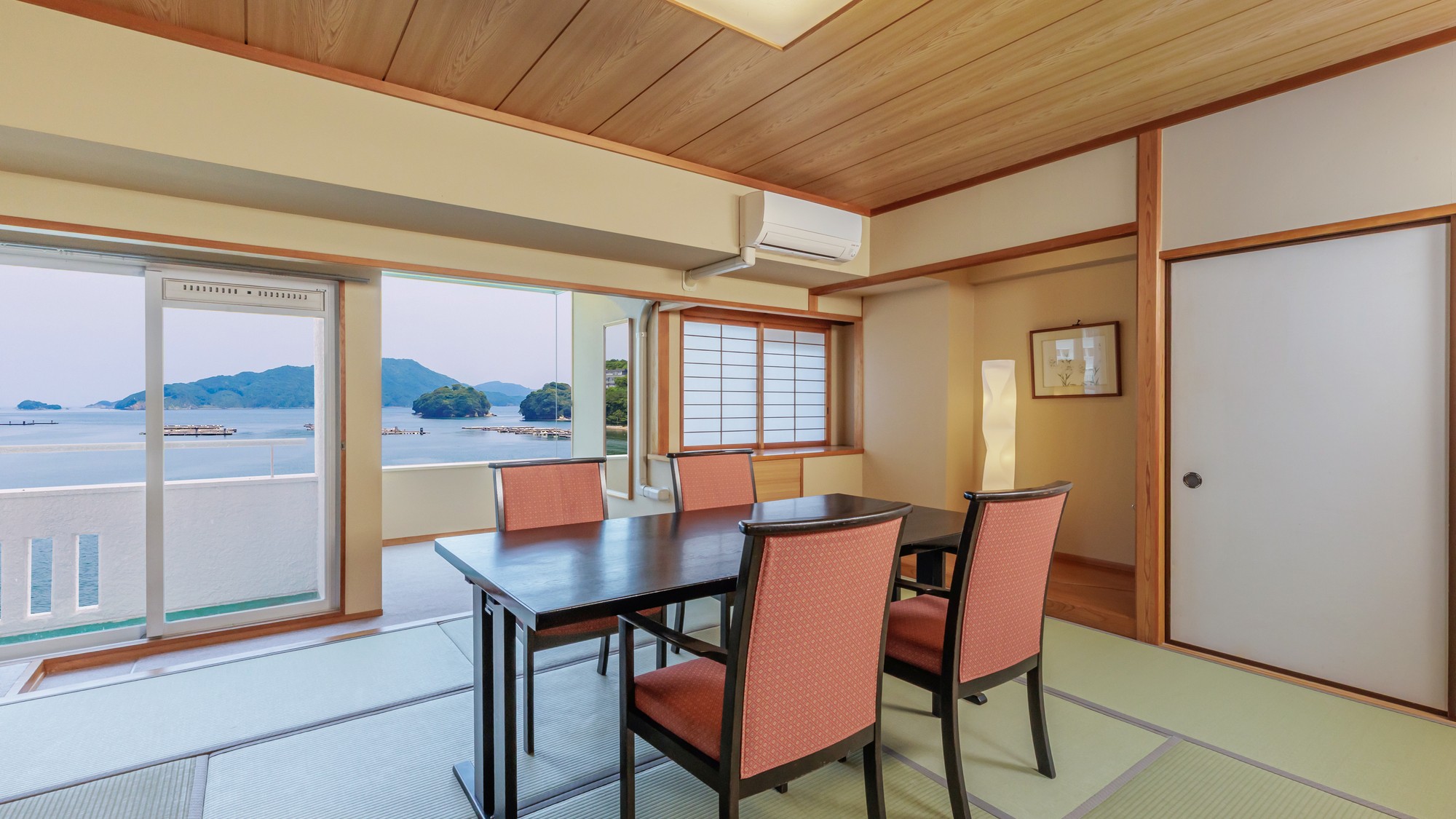 全5室の個室会場：大切な愛犬とプライベート空間でお食事がしたい方におすすめ。個室内はリードなしでOK