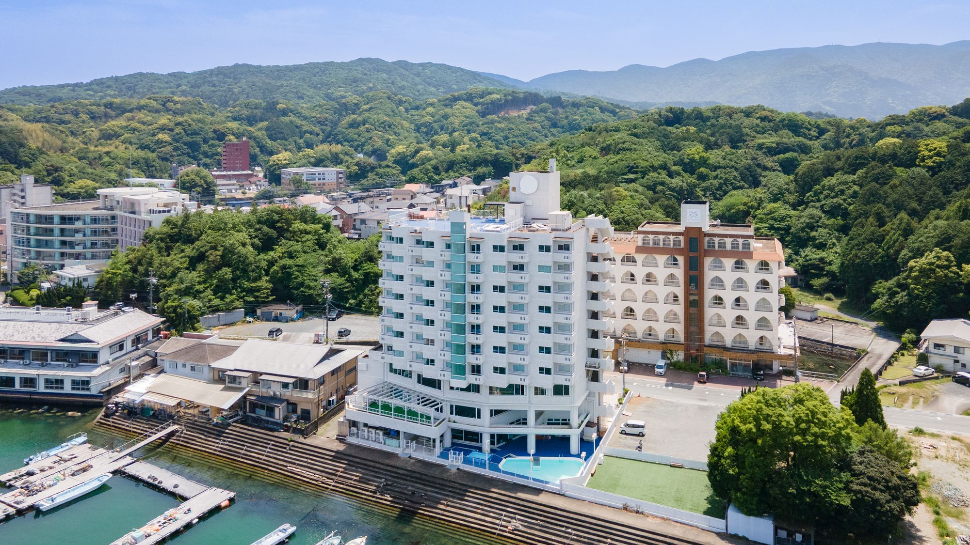 青い空と海に囲まれる愛犬のためのリゾートホテル。