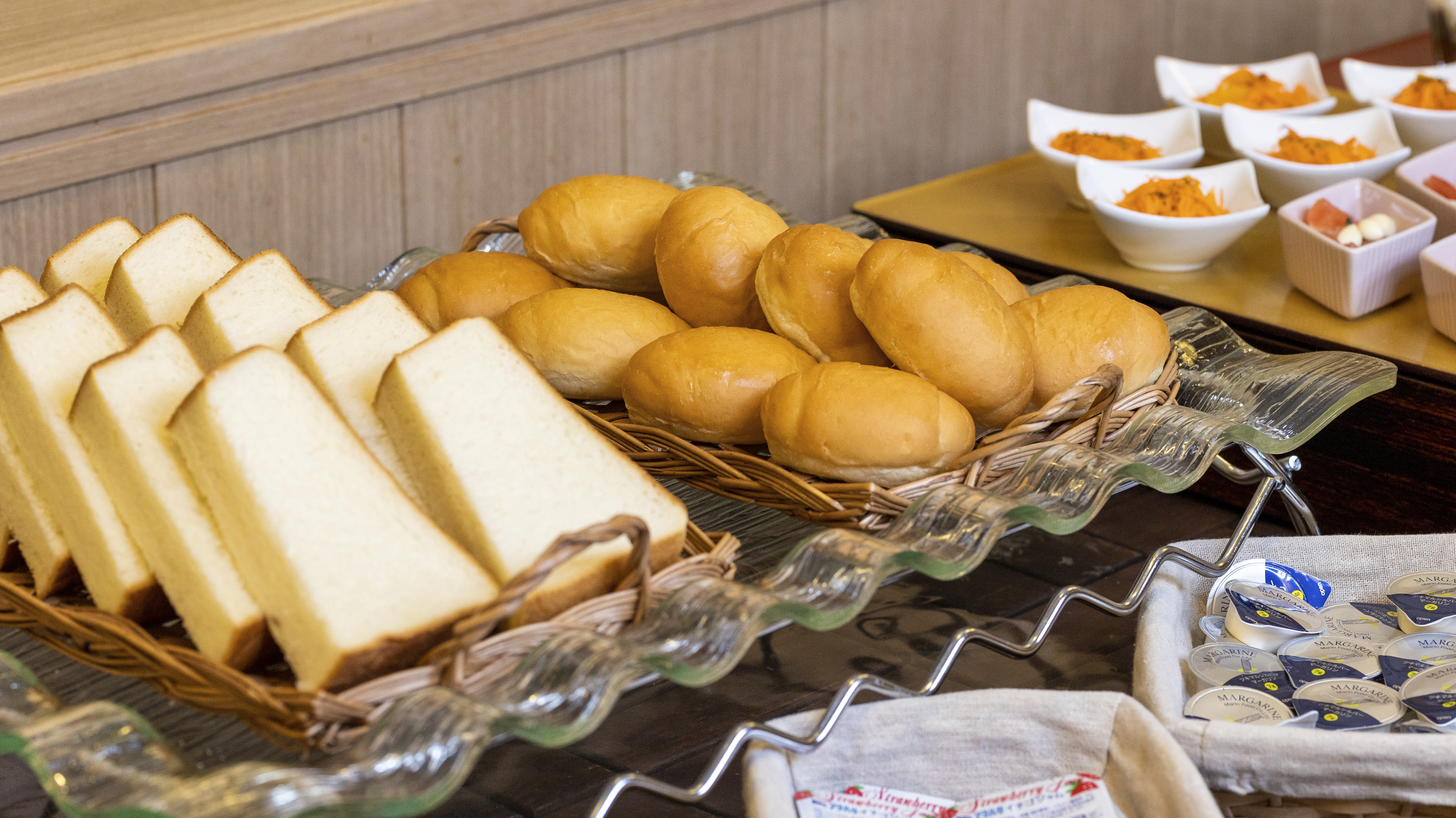 【朝食バイキング】朝の定番！食パン＆ロールパン