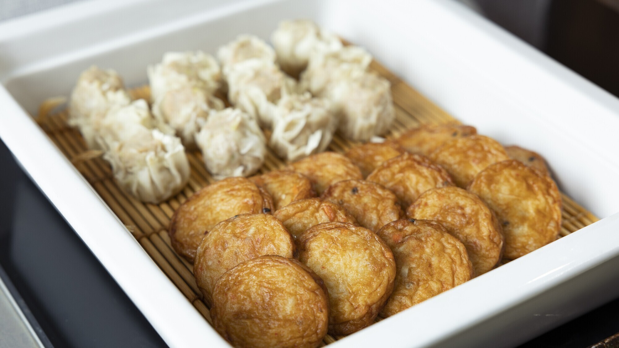 【朝食】ビュッフェメニュー例（焼売・さつまあげ）