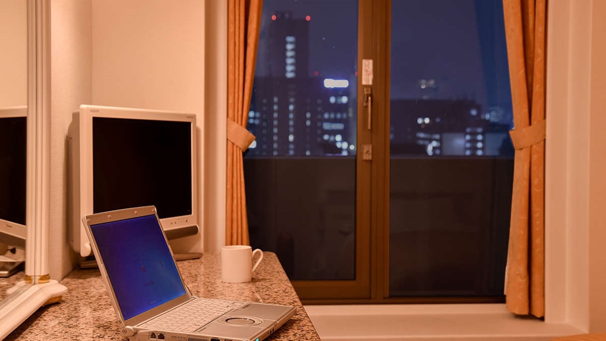 【お部屋からの眺望】高層階は夜景もお楽しみいただけます。大理石の広いデスクでお仕事もはかどります。