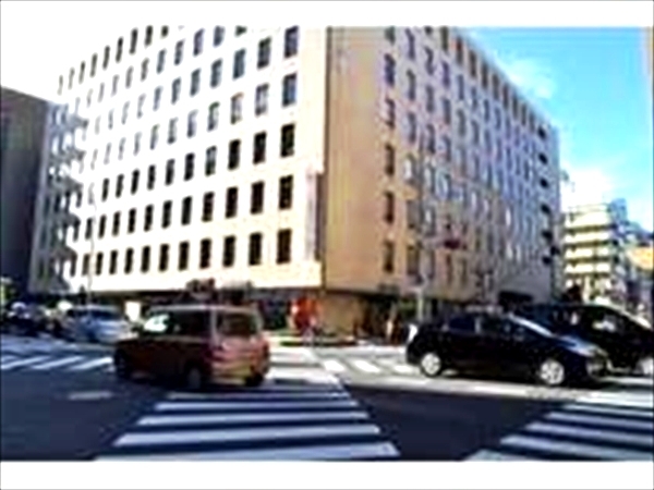 (9)まもなく【交差点】が見えてくるので、こちらを横断。関西電力ビルを過ぎたところを右で曲がります。