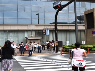 ⑤【京都中央郵便局】に続く横断歩道を渡ります