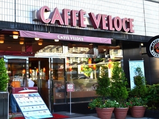 ⑦LAWSONの右隣には【CAFE VELOCE】もあって便利☆この角を左へ曲がる