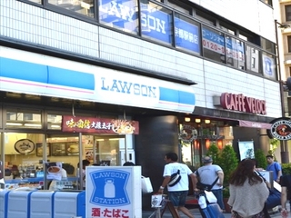 ⑥横断歩道を渡って右に進むと、【LAWSON】が左手に...