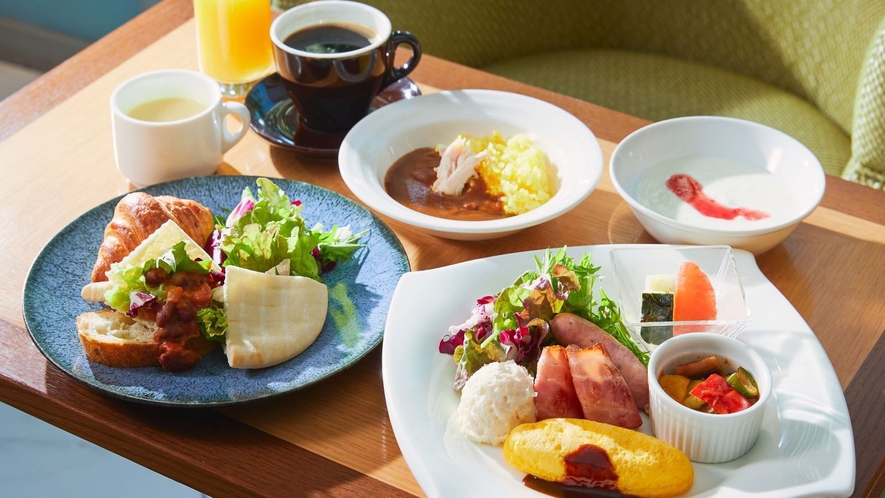 【朝食】洋食のメインプレートとビュッフェ台のお料理(ピタパン・カレー等)※画像はイメージです