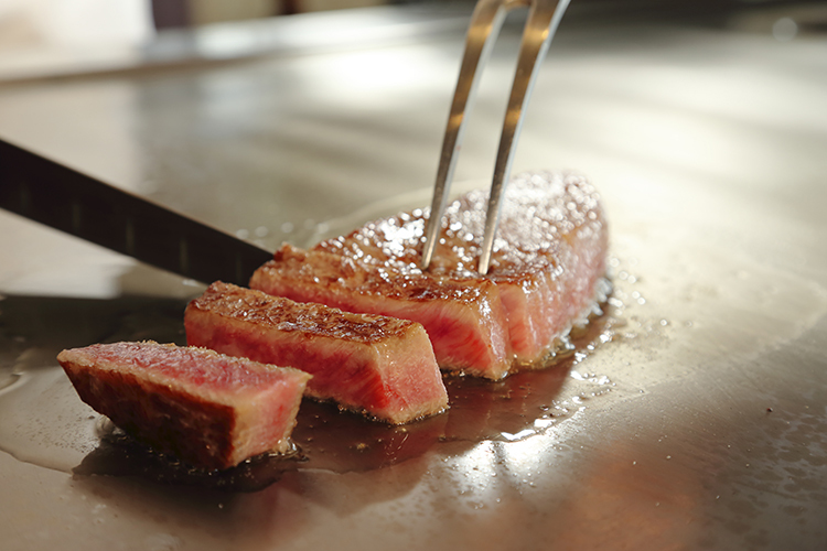 【鉄板焼ディナー】カウンターのライブ感とともに近江牛を堪能！夕朝食付プラン