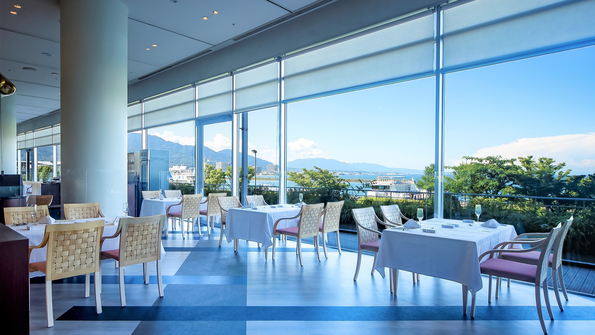 レストラン ザ ガーデン　大きな窓から琵琶湖を望むレストラン