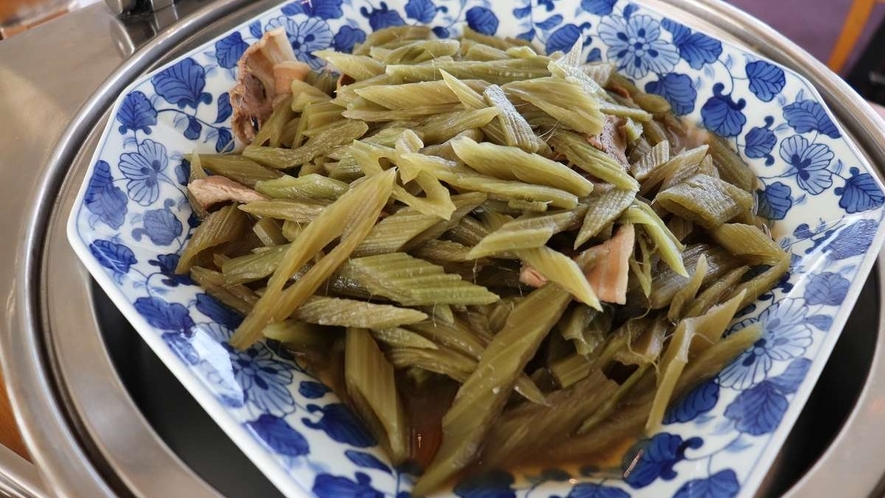 【朝食】フキと豚肉の煮物　※お料理内容には変更がございます。予めご了承下さい。