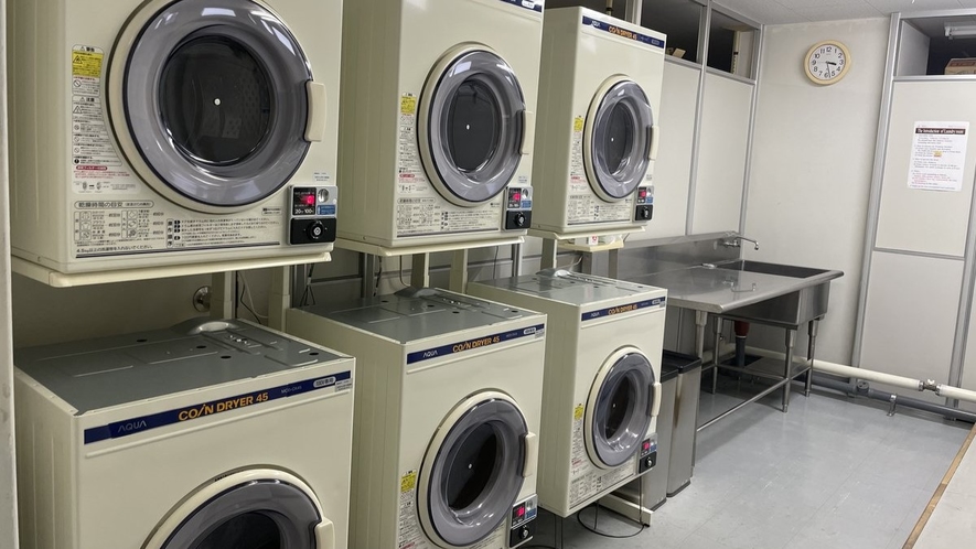 【ランドリールーム】コイン式全自動洗濯機7台（有料）／コイン式衣類乾燥機6台（有料）