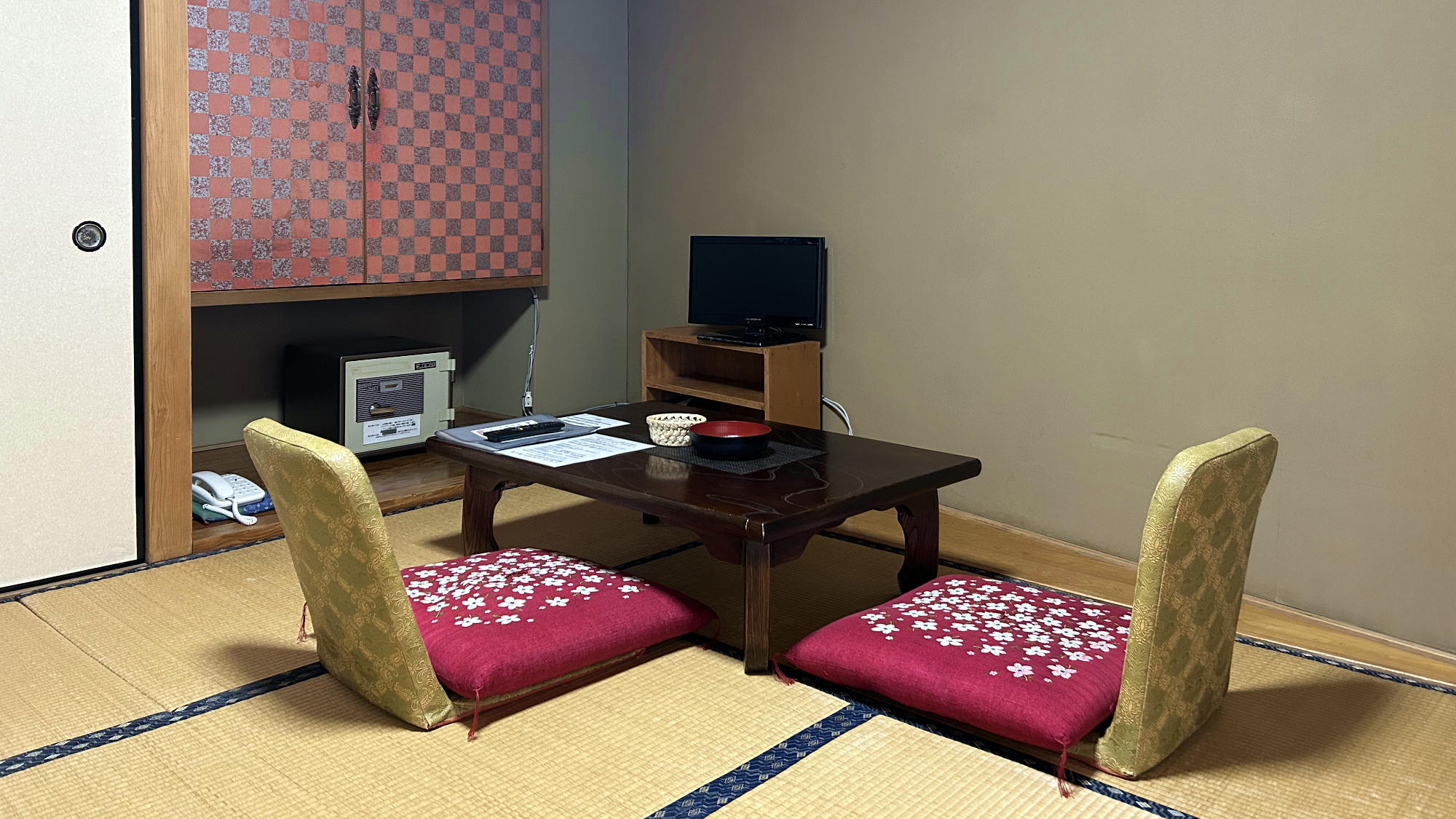 【スタンダード客室 一例】 8畳和室　ご宿泊人数に合わせて、お部屋をご用意させていただきます。